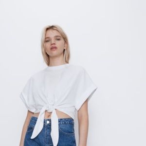 White T-shirt with tie knot